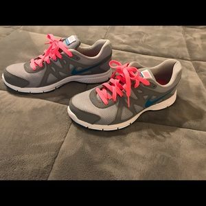 Nike Revolution2 tennis shoes